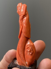 Vier Chinese bloedkoralen sculpturen van dames en van een onsterfelijke, 19/20e eeuw