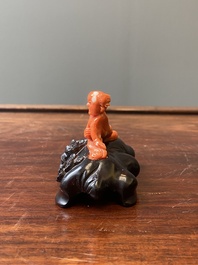 Sculpture d'un gar&ccedil;on en corail rouge, Chine, 19/20&egrave;me