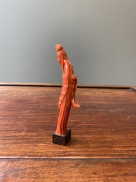 Twee Chinese bloedkoralen sculpturen van een dame met een waaier en van een dame met een bloem, 19/20e eeuw