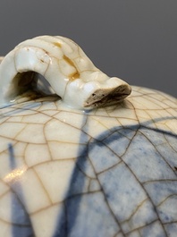 Een Chinese blauw-witte Swatow 'draken' vaas, Ming
