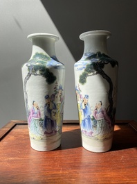 Een paar Chinese famille rose rouleau vazen, Qianlong merk, Republiek