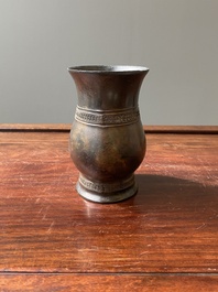 Een Chinees archa&iuml;sch bronzen ritueel wijnvat met inscriptie, 'zhi', late Shang-dynastie