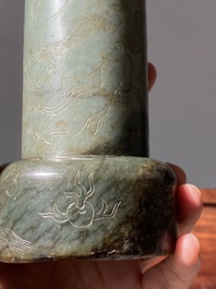 Twee Chinese jade penselenbekers, Qing