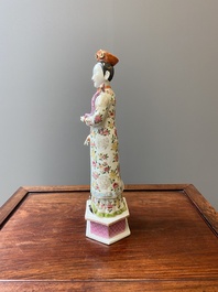 Een grote Chinese famille rose figuur met beweegbaar hoofd, 19/20e eeuw