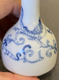 Vase de forme bouteille en porcelaine de Chine en bleu et blanc &agrave; d&eacute;cor d'un dragon, marque de Yongzheng, probablement R&eacute;publique