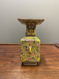 Vase &agrave; d&eacute;cor d'Europ&eacute;ens en &eacute;maux de Canton &agrave; fond jaune, Chine, marque et &eacute;poque de Qianlong
