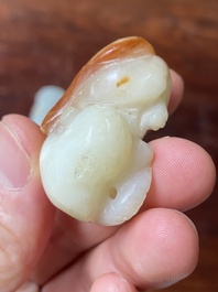 Trois sculptures d'animaux en jade blanc et c&eacute;ladon, Chine, Qing/R&eacute;publique