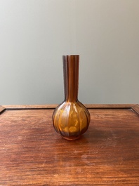 Rare vase de forme bouteille en verre de P&eacute;kin de couleur ambre translucide, Chine, marque et &eacute;poque de Qianlong