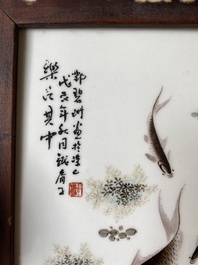 Een Chinese qianjiang cai plaquette met vissen, gesigneerd. Deng Bishan 鄧碧珊, gedateerd 1928