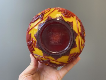 Twee Chinese kommen in Peking glas, Qianlong merken, 19/20e eeuw