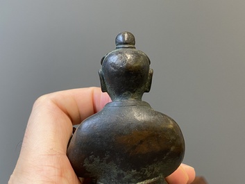 Een paar Chinese bronzen wierookbranders in de vorm van jongens op kylins, Ming