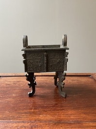 R&eacute;cipient &agrave; nourriture rituel archa&iuml;que en bronze dans le style des Zhou de l'Ouest, 'fangding', Chine, marque de Bao Ding Zhen Yong 寶鼎珍用, Ming