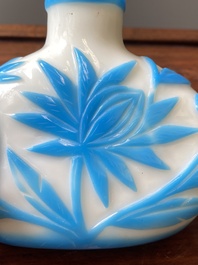 Een Chinese flacon met deksel in meerlagig blauw en wit Peking glas, 19e eeuw