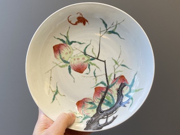 Een Chinees famille rose bord met vijf perziken en een bord met een feniks op gele fondkleur, Song Feng Yong Le 松風永樂 merk, 18/19e eeuw