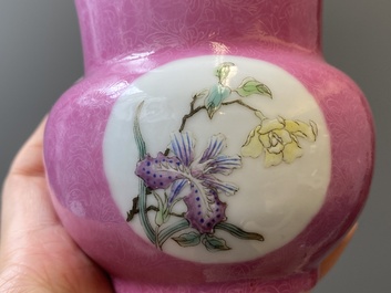 Paire de crachoirs en porcelaine de Chine famille rose, 'zhadou', marque de Hongxian, R&eacute;publique
