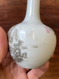 Vase de forme bouteille en porcelaine de Chine &agrave; d&eacute;cor d'un paysage en grisaille, marque de Qianlong, 20&egrave;me