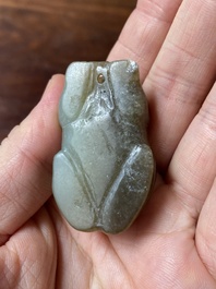 Trois sculptures d'animaux en jade blanc et c&eacute;ladon, Chine, Qing/R&eacute;publique