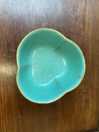 Een Chinese drielobbige famille rose kom met turquoise fondkleur, Tongzhi merk en periode
