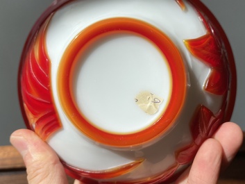 Paire de bols en verre overlay de P&eacute;kin en rouge sur blanc &agrave; d&eacute;cor floral, Chine, 19&egrave;me