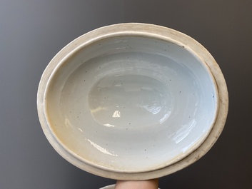 Terrine couverte sur son support en porcelaine de Chine famille rose, Qianlong