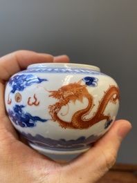 Een Chinese blauw-witte en ijzerrode wijnkom en warmer met draken tussen de wolken, Daoguang merk en periode