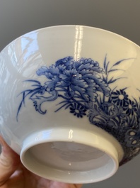 Bol en porcelaine de Chine en bleu et blanc &agrave; d&eacute;cor floral, Qianlong/Jiaqing