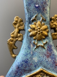 Paire de vases en porcelaine de Chine &agrave; &eacute;mail flamb&eacute; aux medaillons aux dragons dor&eacute;s, marque de Qianlong, 19&egrave;me