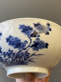 Bol en porcelaine de Chine en bleu et blanc &agrave; d&eacute;cor floral, Qianlong/Jiaqing