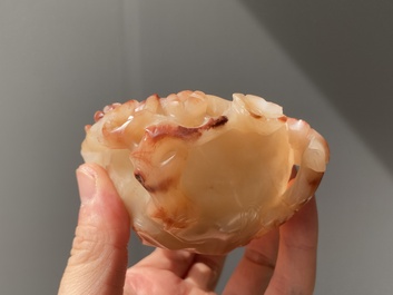 Lave-pinceaux en agate rose sculpt&eacute;e figurant un chilong, Chine, Qing