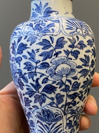 Een paar Chinese blauw-witte vazen met zilveren monturen, Kangxi