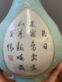 Vase en porcelaine de Chine &agrave; d&eacute;cor en grisaille sur fond turquoise, sign&eacute; Wan Yu 玩玉, marque et probablement &eacute;poque de Qianlong