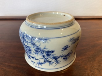 Een Chinese blauw-witte wierookbrander met vogels en bloesemtakken, 19e eeuw
