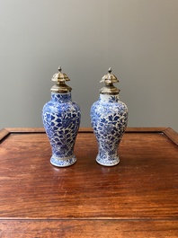 Een paar Chinese blauw-witte vazen met zilveren monturen, Kangxi