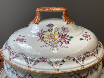 Terrine couverte sur son support en porcelaine de Chine famille rose, Qianlong