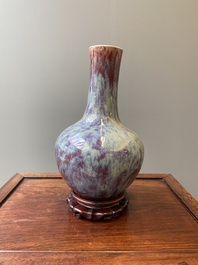 Vase de forme bouteille en porcelaine de Chine &agrave; &eacute;mail flamb&eacute;, 19&egrave;me