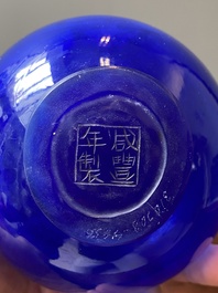 Een Chinese flesvormige vaas in translucent blauw glas, Xianfeng merk en periode