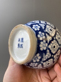 Twee paar Chinese blauw-witte en famille rose vazen, 19/20e eeuw