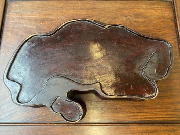 Een grote Chinese grisaille sculptuur van een liggende buffel op houten sokkel, 18/19e eeuw