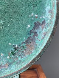 Een Chinese bronzen driepotige rituele voedselkom met deksel, 'ding', Oostelijke Zhou, Periode van Lente en Herfst