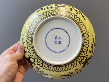 Een Chinees famille rose bord met vijf perziken en een bord met een feniks op gele fondkleur, Song Feng Yong Le 松風永樂 merk, 18/19e eeuw