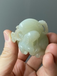 Deux sculptures en jade blanc d'un canard mandarin et d'un b&eacute;lier avec son agneau, Chine, Qing