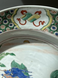 Een Chinese famille verte schotel met een kylin, Kangxi