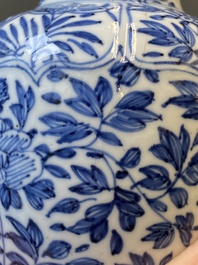 Een paar Chinese blauw-witte vazen met zilveren monturen, Kangxi