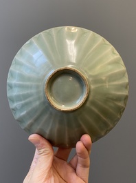 Een Chinese Longquan celadon vaas en een lotusvormige kom, Yuan of later