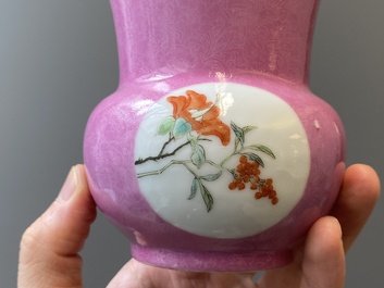 Paire de crachoirs en porcelaine de Chine famille rose, 'zhadou', marque de Hongxian, R&eacute;publique