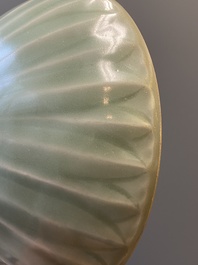 Een Chinese Longquan celadon vaas en een lotusvormige kom, Yuan of later