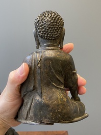 Drie Chinese bronzen sculpturen van Boeddha en Guanyin, Ming en later