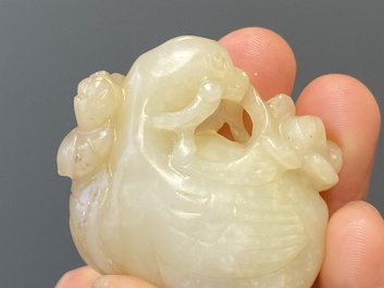 Vier Chinese snijwerken in witte en celadon jade, Qing/Republiek