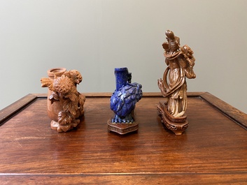Drie Chinese snijwerken in lapis lazuli en goudsteen, 19/20e eeuw