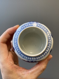 Een Chinese blauw-witte en ijzerrode wijnkom en warmer met draken tussen de wolken, Daoguang merk en periode